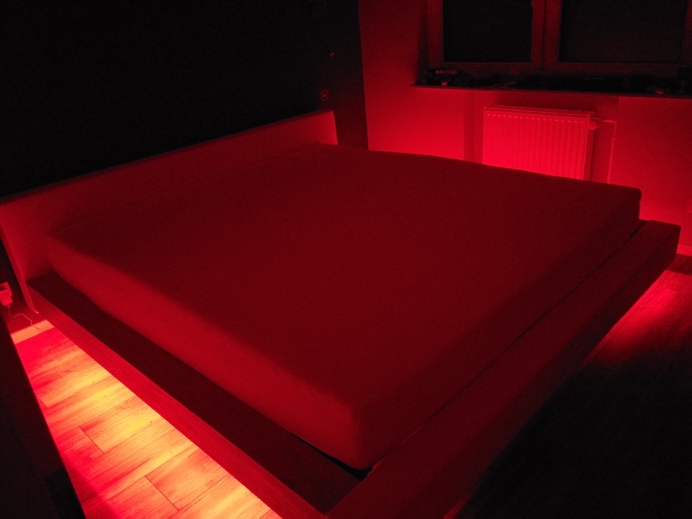 Hueblog: Zeig‘ dein Hue: Nachtlicht am Bett mit LightStrips und Bewegungsmelder
