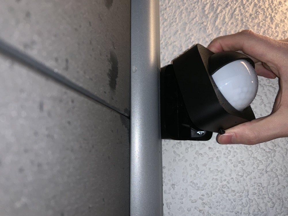 Hueblog: Schritt-für-Schritt-Anleitung: Der Hue Outdoor Sensor an der Hauswand montiert