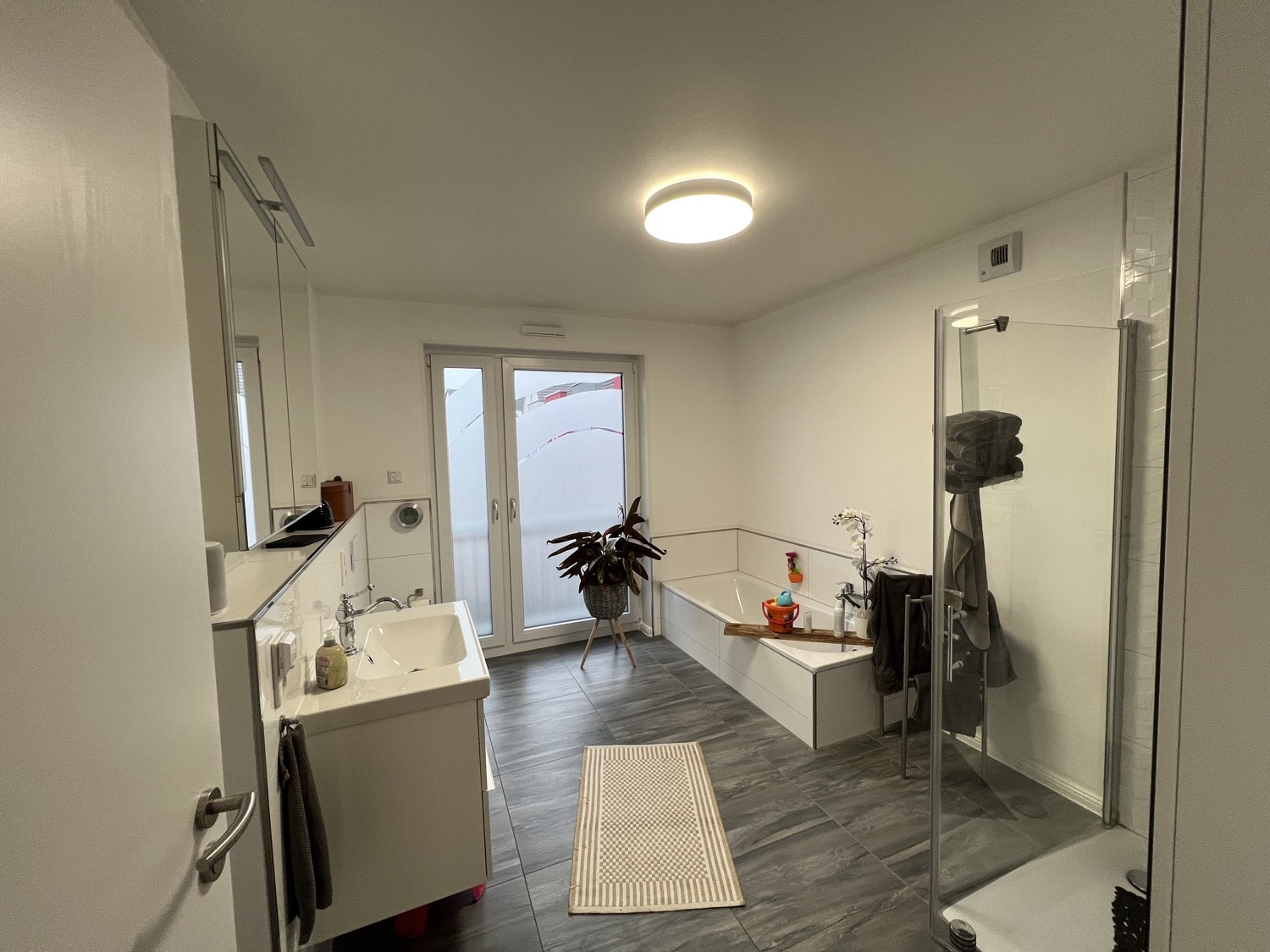 Hueblog: Philips Hue Devere: Badezimmer-Deckenleuchte mit White Ambiance