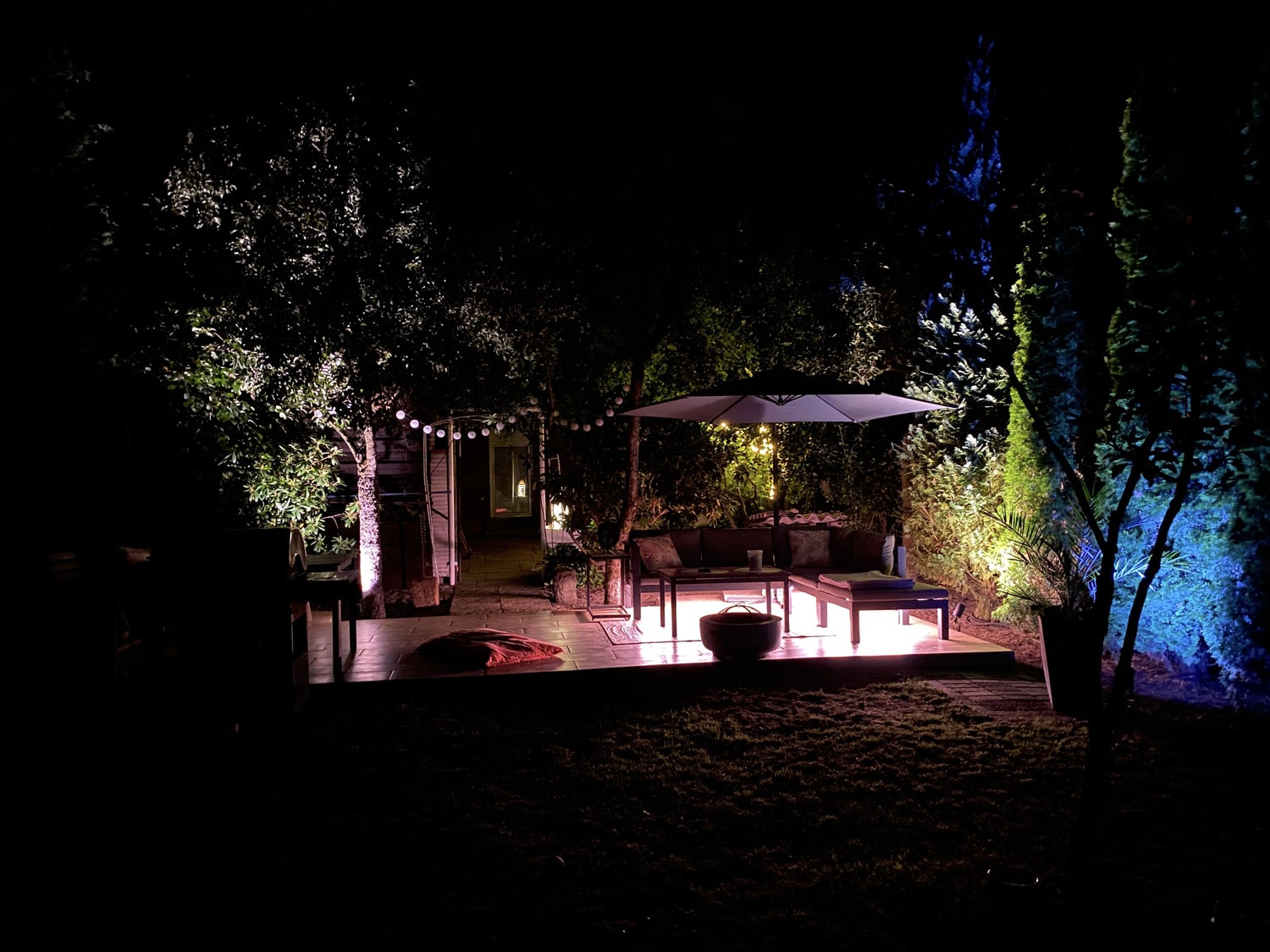 Hueblog: Zeig‘ dein Hue: Lily und Outdoor Lightstrip verschönern Lounge im Garten