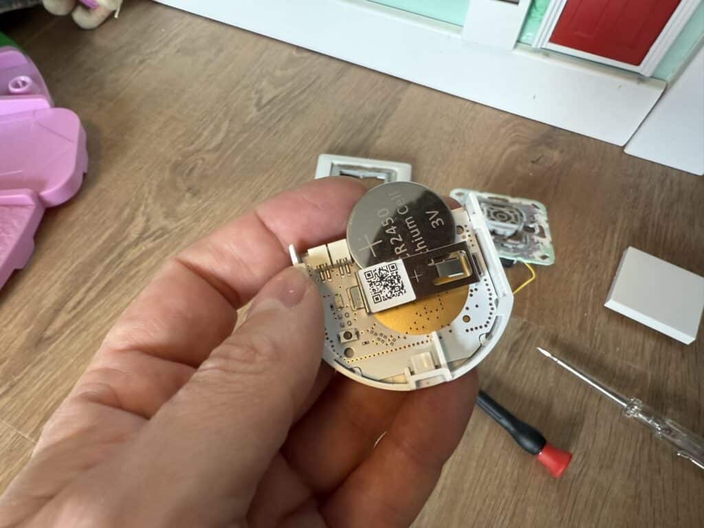 Batterie des Philips Hue Wandschalter Modul wechseln Hueblog.de