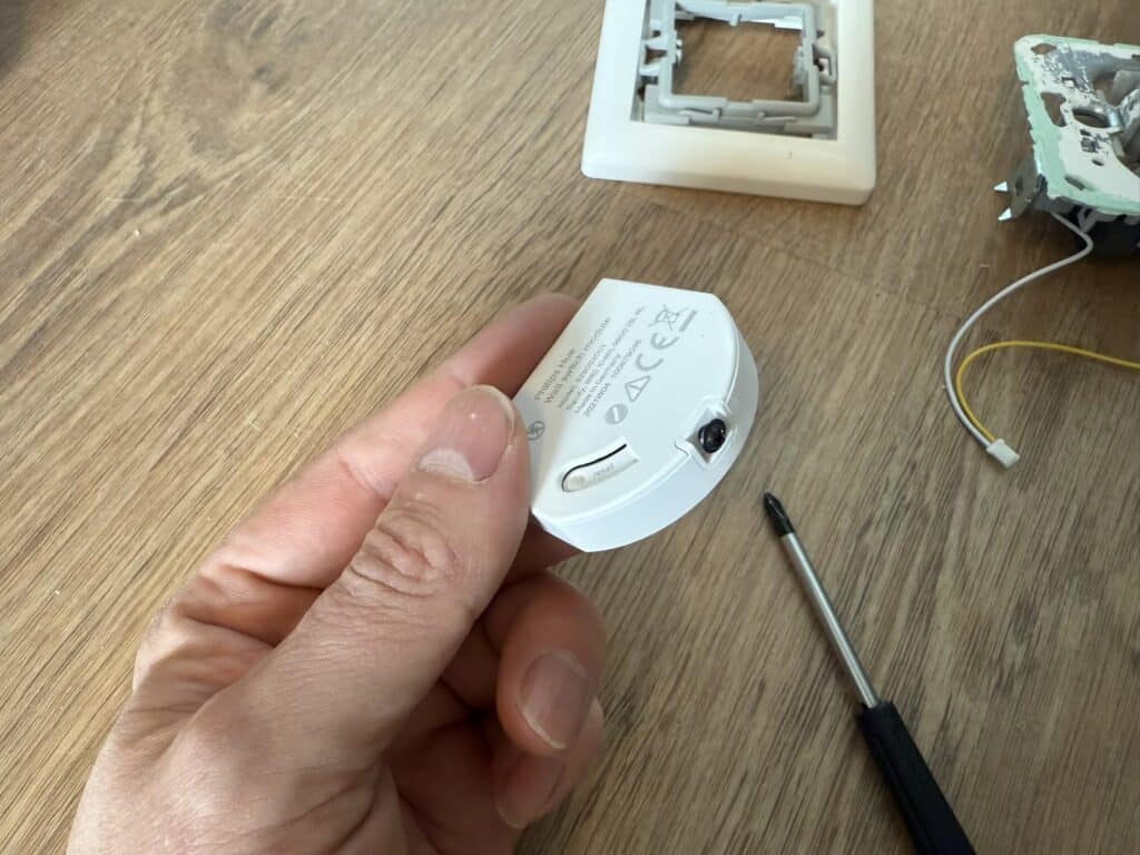 Philips Hue Smart Button Batterie Wechseln Batterie des Philips Hue Wandschalter Modul wechseln - Hueblog.de